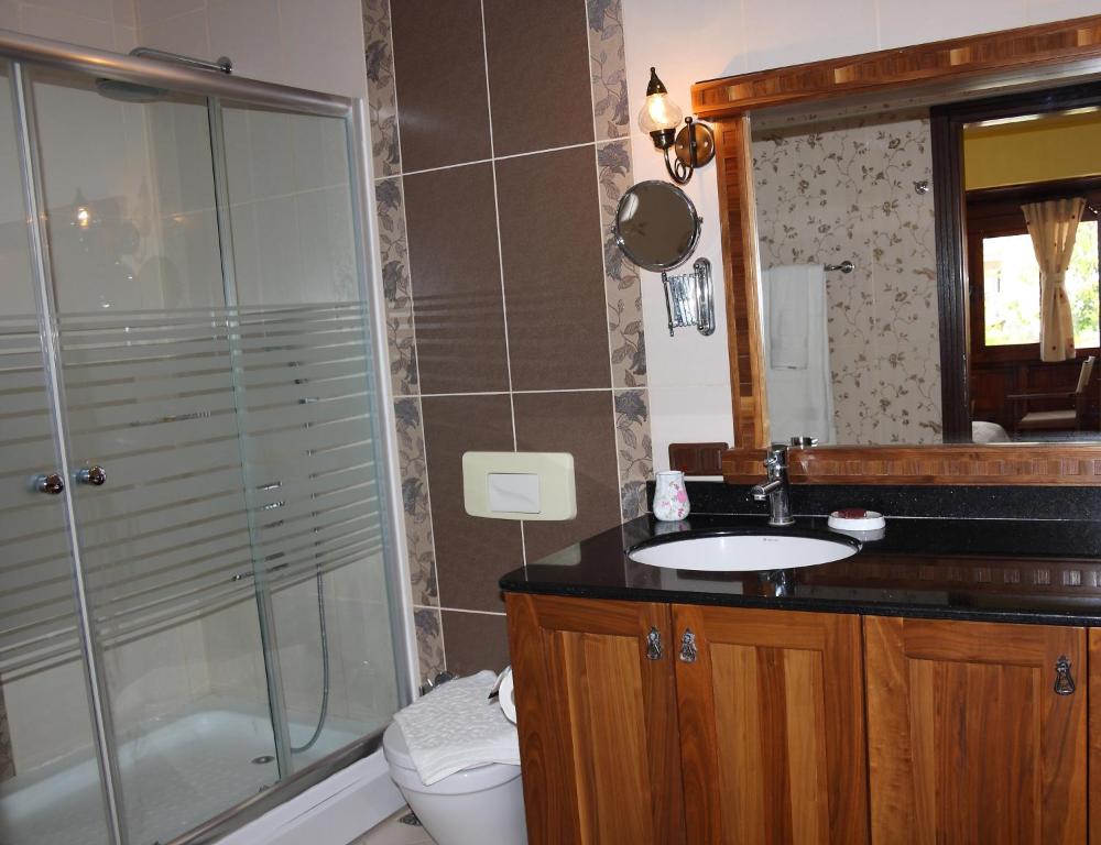 Standart oda banyosu duşakabin ve lavabo