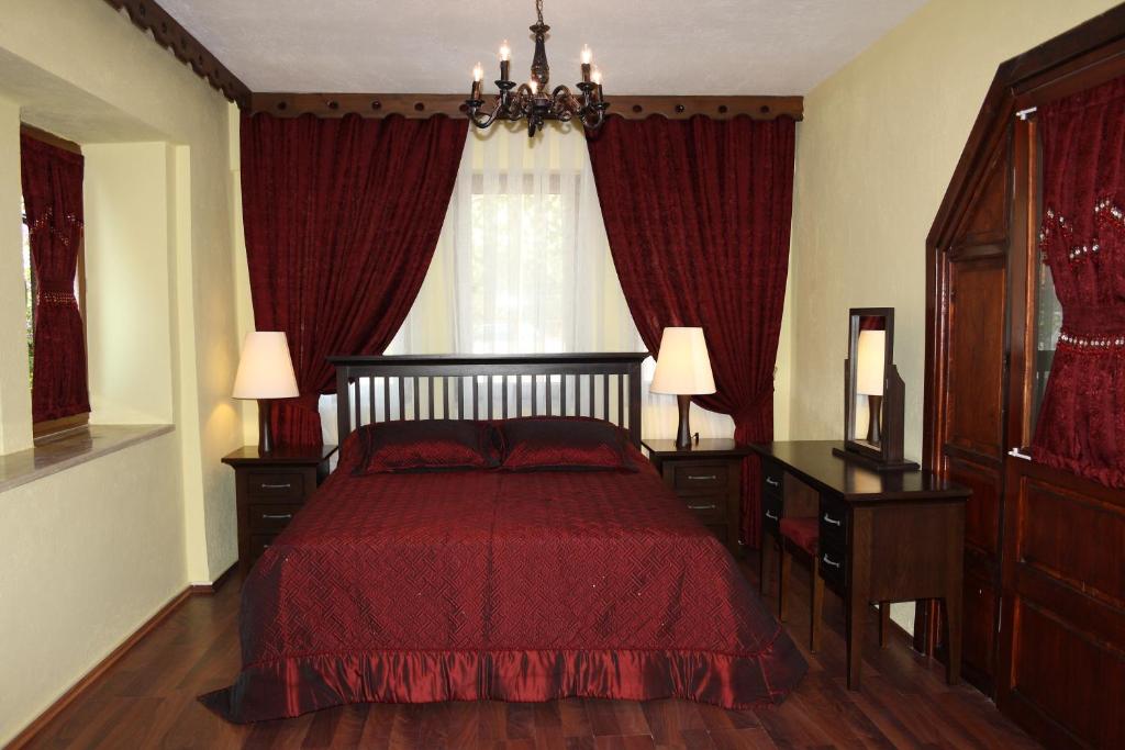 Çatı katı suite bordo lüks oturma köşesi
